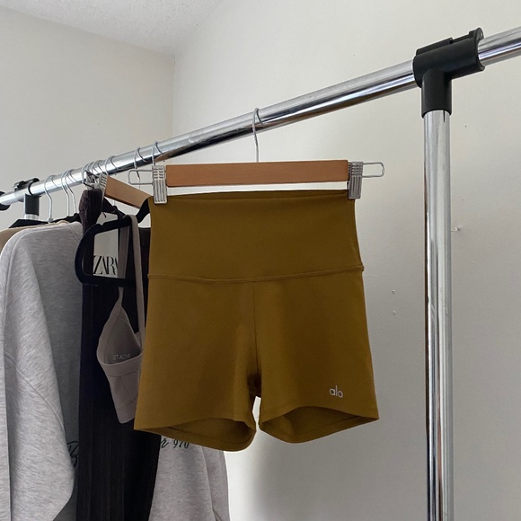 Alo Yoga Airlift Shorts 3” Golden Olive Branch - Picture 2 of 3